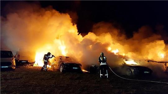 Ein Fall der beunruhigenden Brandserie im Kreis Rotenburg: Bei einem Kfz-Leasinganbieter in Mulmshorn brennen am 5. Februar 21 Autos. Foto: Feuerwehr Gyhum