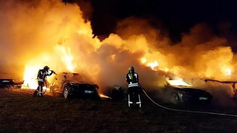 Ein Fall der beunruhigenden Brandserie im Kreis Rotenburg: Bei einem Kfz-Leasinganbieter in Mulmshorn brennen am 5. Februar 21 Fahrzeuge.