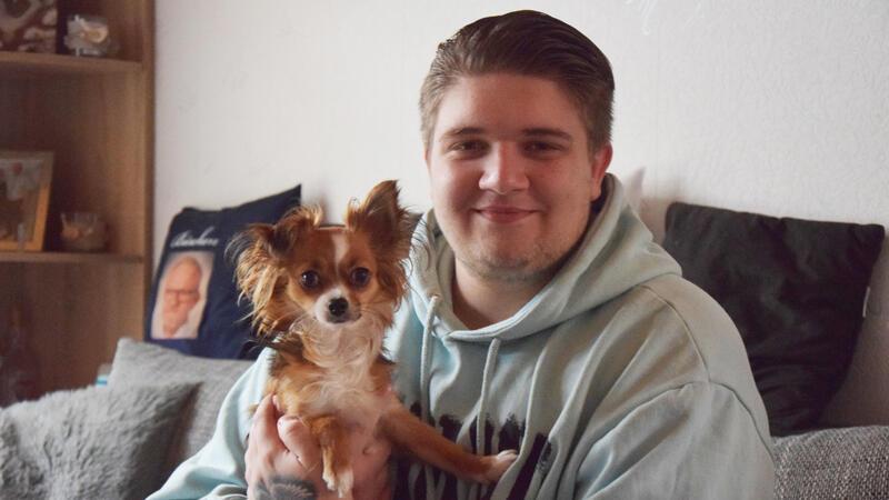 Ein Familienmensch: Florian Bahr mit seinem Chihuahua Melody.