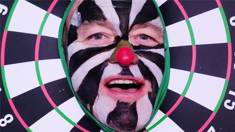 Ein Fan in Kostümierung bei der Darts-WM im Alexandra Palace.