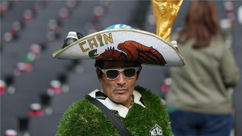 Ein Fan posiert für Fotos vor dem internationalen Freundschaftsspiel zwischen Mexiko und Portugal.