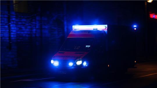 Ein Fan wird nach einem Fußballspiel von einem Bus überrollt und dabei schwer verletzt. (Symbolbild)