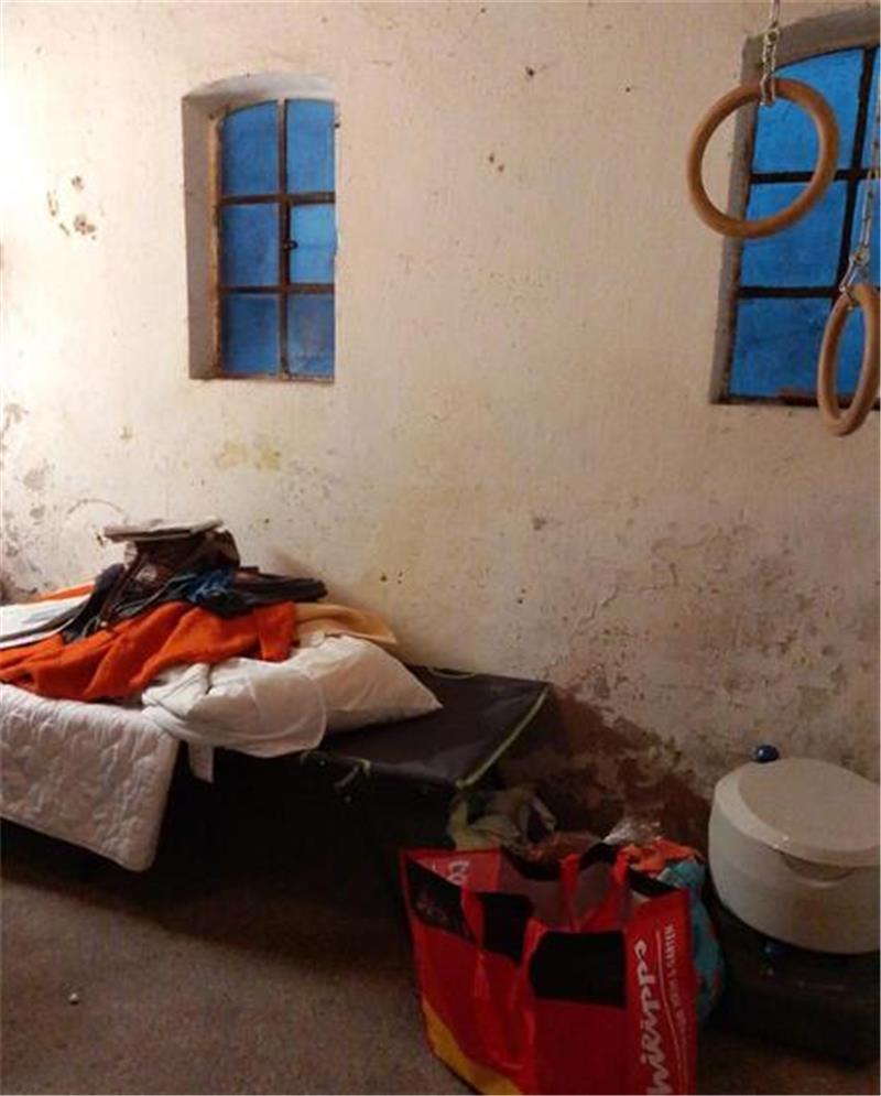 Ein Feldbett, eine Campingtoilette, von der Decke baumelnde Ringe als Hilfe: Hier war Walther R. untergebracht.
