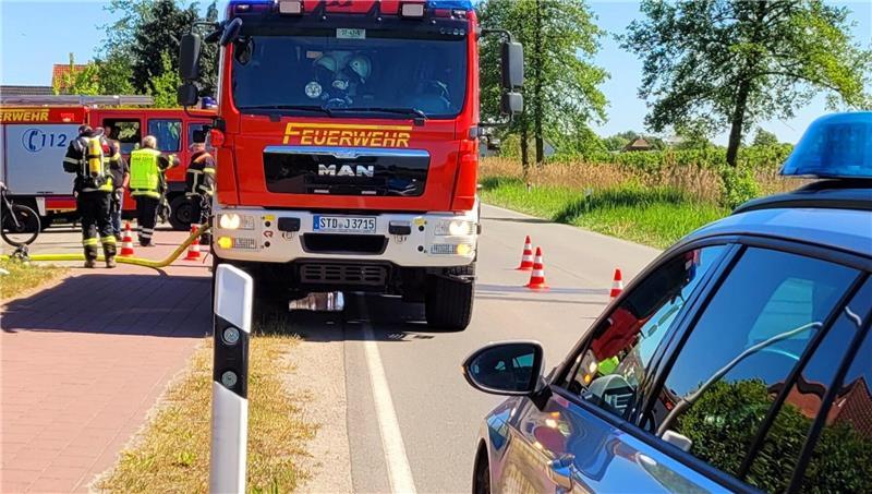 Unkrautbrenner lösen Heckenbrände in Stade und im Alten Land aus Ein Feuer am Obstmarschenweg rief die Feuerwehr Königreich und die Polizei auf den Plan.