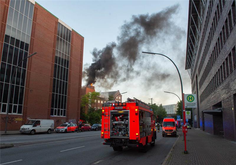 Ein Feuer auf dem Gelände der ehemaligen Hamburger Holstenbrauerei lässt eine weithin sichtbare Rauchsäule aufsteigen. Foto: Jonas Walzberg/dpa
