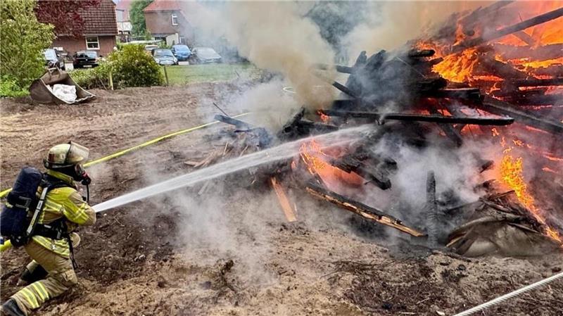 Ein Feuer bricht in der Nähe des Stader Bahnhofs aus.