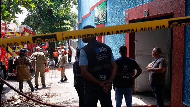 Kurz vor Karneval in Rio de Janeiro: Brand in Kostüm-Fabrik Ein Feuer hat in der Fabrik erheblichen Schaden angerichtet.