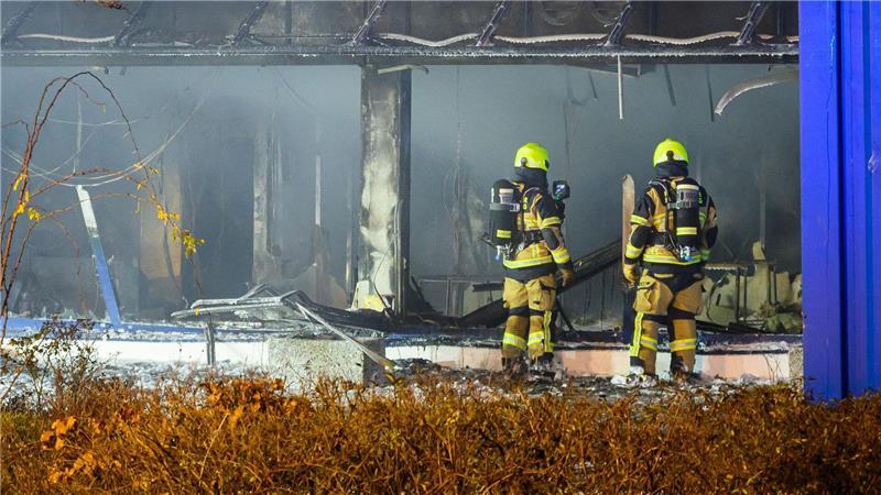 Ein Feuer hat in einem Gewerbegebiet in Pinneberg einen hohen Sachschaden angerichtet.