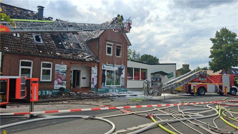 Ein Feuer hatte am Dienstag den Fleischereibetrieb „Cuxland Pur“ in Hemmoor in Schutt und Asche gelegt.
