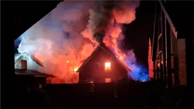 Großfeuer: Brandstiftung in Beverstedt hatte eine Vorgeschichte Ein Feuer hielt Beverstedt in der Nacht zum Sonntag in Atem. Foto: privat