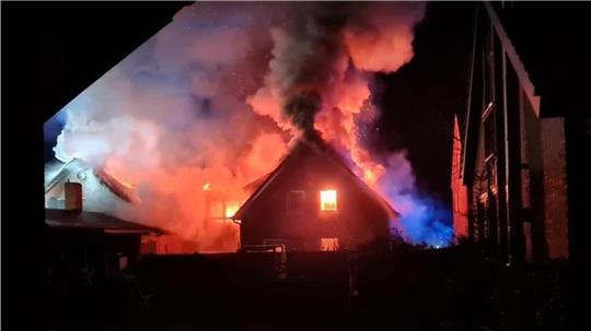 Ein Feuer hielt Beverstedt in der Nacht zum Sonntag in Atem. Foto: privat