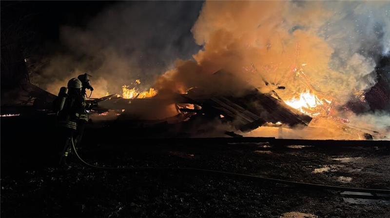 Scheune und Autos brennen in Mulsum nieder – Hoher Sachschaden Ein Feuer in Mulsum rief die Einsatzkräfte auf den Plan.