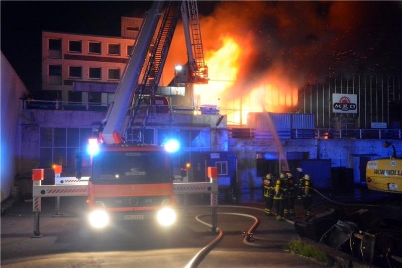 Ein Feuer in einer Lagerhalle in Hamburg hat in der Nacht zum Dienstag einen größeren Feuerwehreinsatz ausgelöst. Foto: -/citynewstv/dpa