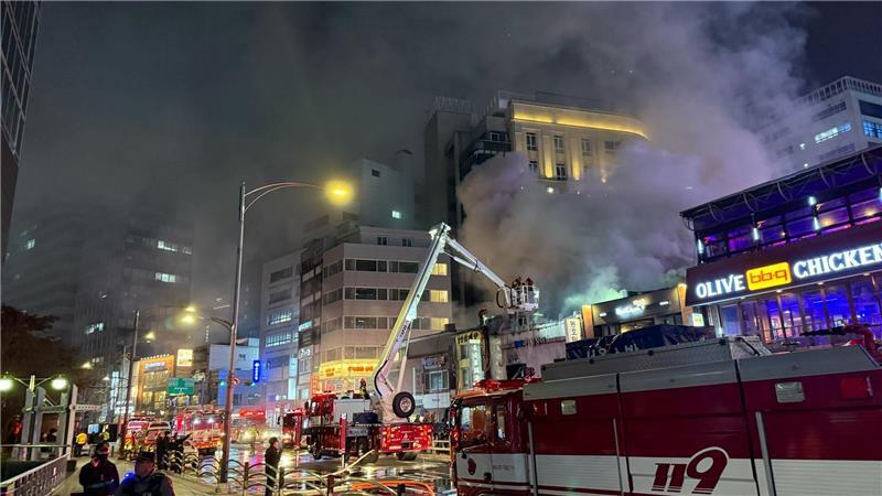 Ein Feuer ist in einem Restaurant im Stadtzentrum von Seoul, direkt hinter dem Rathaus, ausgebrochen. 
