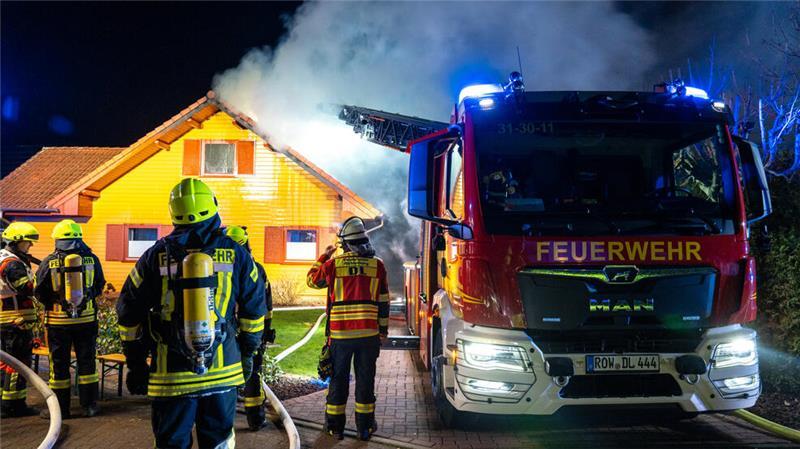 Haus, Carport und Autos bei Feuer zerstört Ein Feuer zerstört ein Wohnhaus, Carport und mehrere Autos im Landkreis Rotenburg.