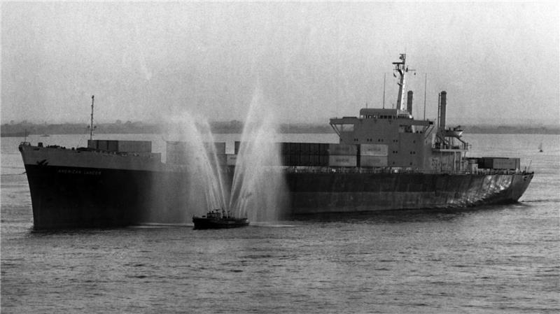 Ein Feuerlöschboot begrüßt 1968 die „American Lancer“, das erste Vollcontainerschiff in Hamburg. (Archivbild) 