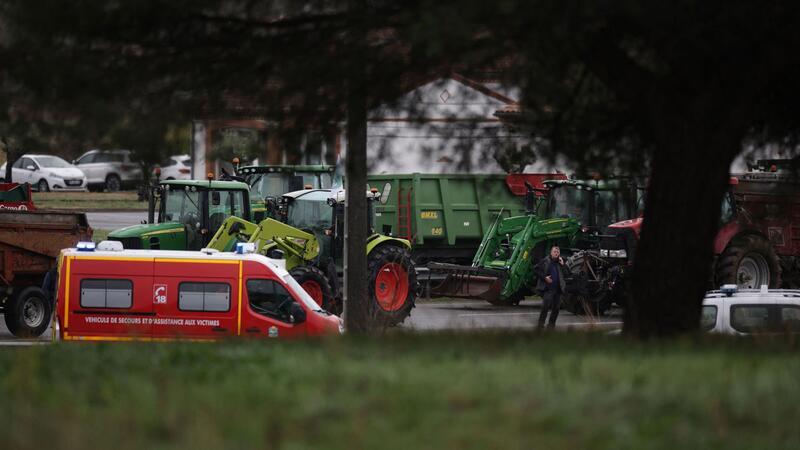 Bauernproteste in Frankreich weiten sich aus Ein Feuerwehrfahrzeug in der Nähe des Ortes, an dem die Landwirtin zum Tode kam.