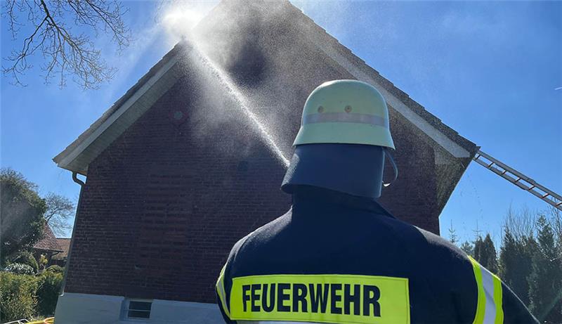 Ein Feuerwehrmann bei den Löscharbeiten. Foto: Vasel