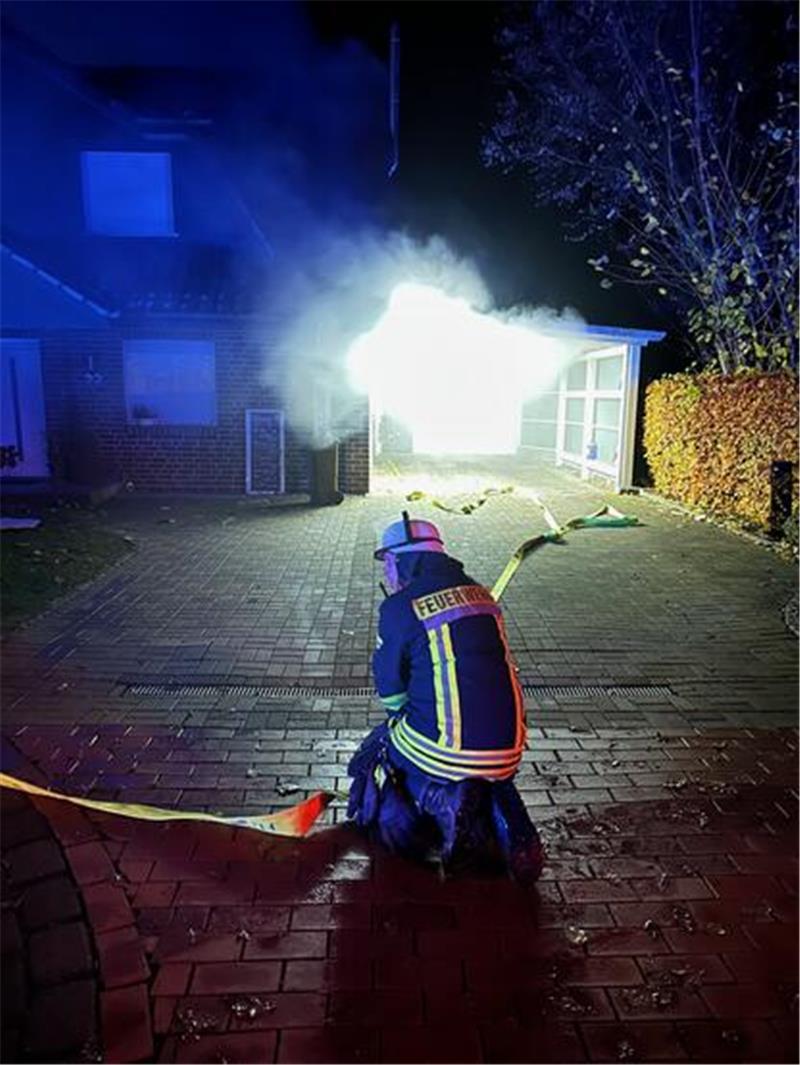 Feuer in Düdenbüttel droht auf Wohnhaus überzugreifen – Anwohner handeln Ein Feuerwehrmann bei den Löscharbeiten in Düdenbüttel.