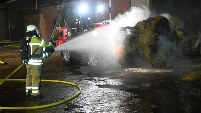 Ein Feuerwehrmann beim Ablöschen.