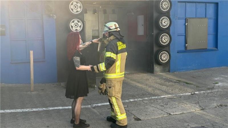 Brand in der Diskothek: Feuerwehr Buxtehude simuliert den Ernstfall Ein Feuerwehrmann hält bei der Übung eine Statistin davon ab, in das verqualmte Gebäude zurückzukehren.