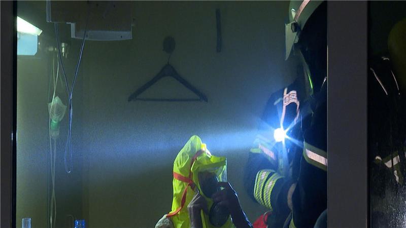 Brandstiftung? Drei Tote in Hamburg bei einem Klinikbrand Ein Feuerwehrmann hilft einem Patienten in einem Zimmer des Krankenhauses.