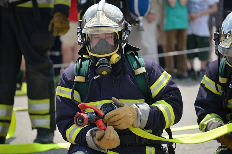 Ein Feuerwehrmann in Aktion. In der Samtgemeinde Oldendorf-Himmelpforten wird jetzt kräftig in neue Ausrüstung investiert. Symbolfoto: Pixabay