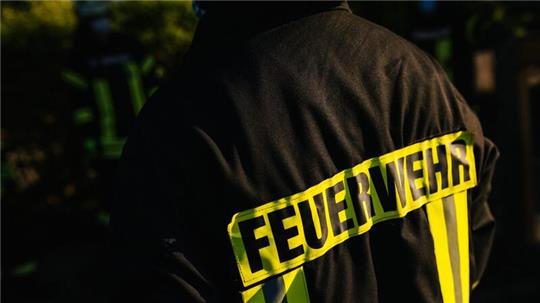 Ein Feuerwehrmann in Schutzkleidung.