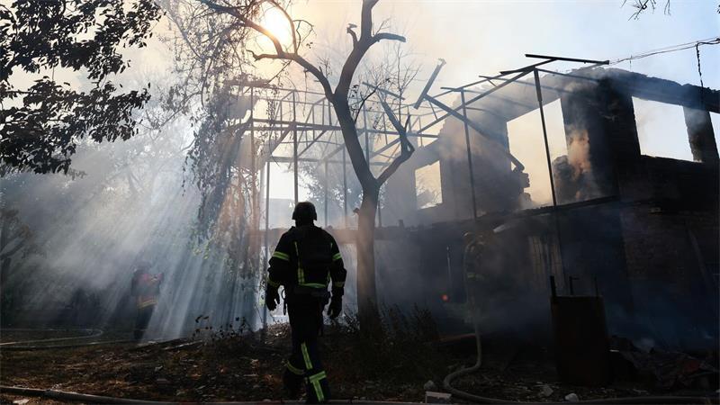Ein Feuerwehrmann ist im Einsatz, nachdem eine russische Bombe ein Haus im ukrainischen Saporischschja getroffen hat.