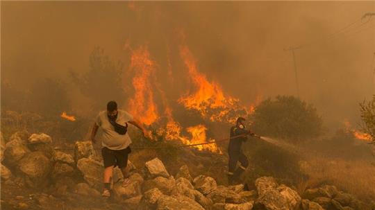 Ein Feuerwehrmann kämpft am im Dorf Hasia in der Nähe von Athen gegen einen Waldbrand.