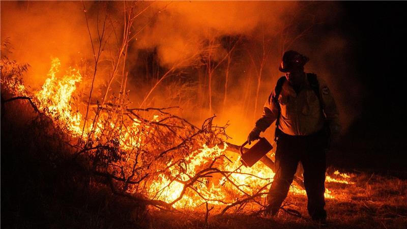 Ein Feuerwehrmann kämpft gegen die Flammen