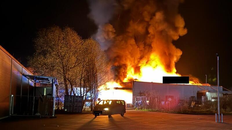 Ein Feuerwehrmann löscht aus der Drehleiter. In Varel (Landkreis Friesland) brennt seit dem frühen Mittwochmorgen ein Baumarkt.