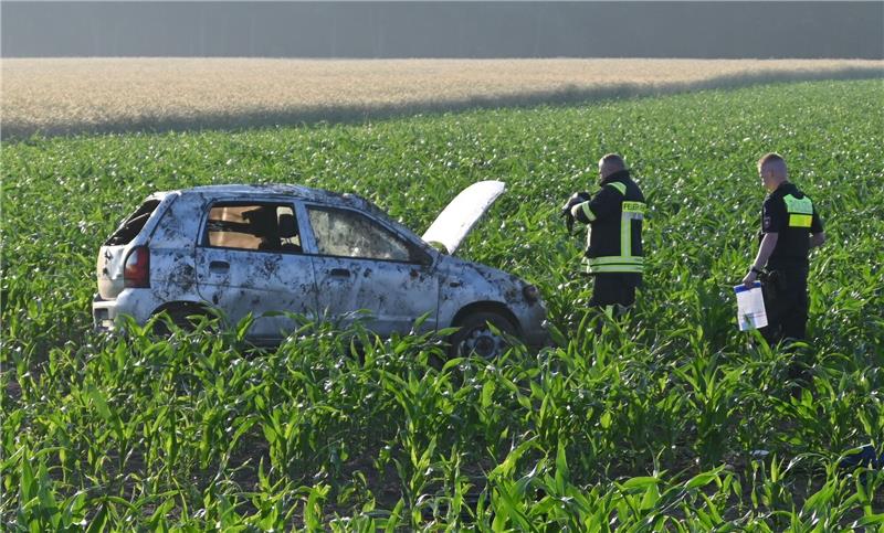 Ein Feuerwehrmann misst die Temperatur des Motors. Foto: Vasel