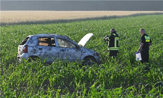 Ein Feuerwehrmann misst die Temperatur des Motors. Foto: Vasel