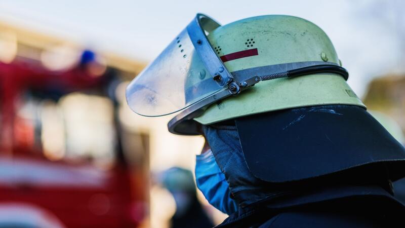Feuerwehr Bremen: Nicht in jedem Fall 112 wählen Ein Feuerwehrmann mit Helm und Maske.