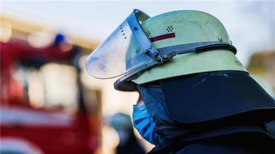 Ein Feuerwehrmann mit Helm und Maske.