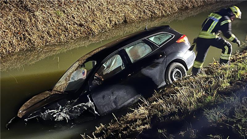 Ein Feuerwehrmann sichert den Ford mit einem Seil.