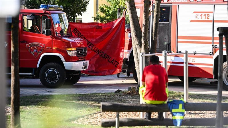 Gewalttat mit zwei Toten an Schule schockt Brandenburg Ein Feuerwehrmann sitzt in der Nähe des Tatorts.