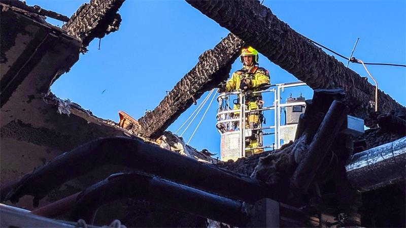 Flammen in Klinik - zwei Tote in Ludwigslust Ein Feuerwehrmann untersucht von einer Drehleiter aus den ausgebrannten Dachstuhl. (Handoutbild)