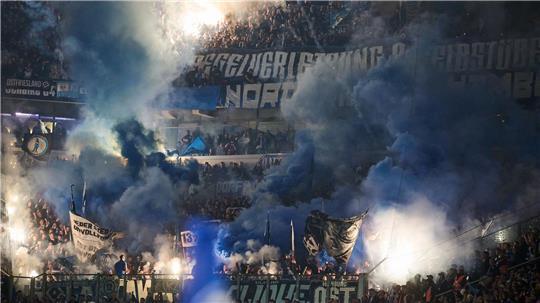 Ein Feuerwerk der HSV-Fans samt Unterbrechung entpuppte sich als Bruch im Hamburger Spiel. 