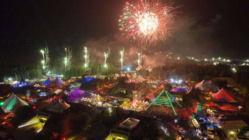 Ein Feuerwerk erleuchtet das Gelände des Technofestivals Nature One auf der ehemaligen US-Raketenbasis Pydna.