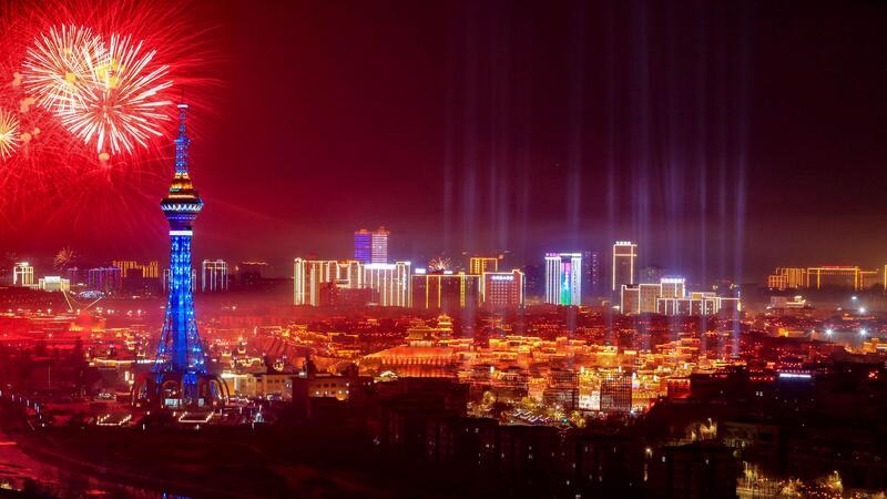 Ein Feuerwerk explodiert am Nachthimmel von Kashgar im nordwestchinesischen Autonomen Gebiet Xinjiang Uygur.
