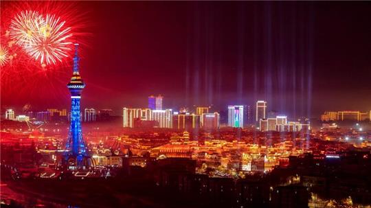 Ein Feuerwerk explodiert am Nachthimmel von Kashgar im nordwestchinesischen Autonomen Gebiet Xinjiang Uygur.