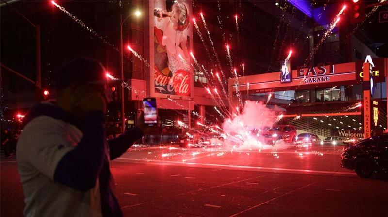 Ein Feuerwerk explodiert in Los Angeles.