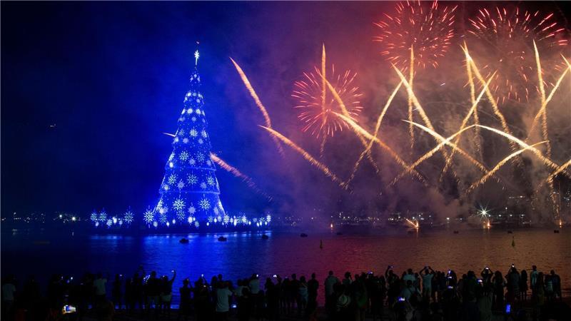 Ein Feuerwerk explodiert über dem schwimmenden Weihnachtsbaum am Strand von Botafogo in Rio De Janeiro.