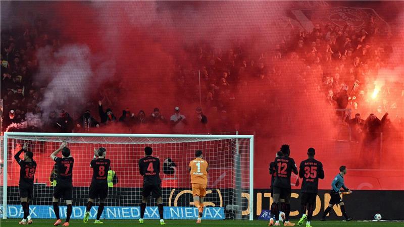 Fan-Boykott und Traumtor: Bayer gewinnt Rhein-Derby Ein Feuerwerk gab es beim rheinischen Derby zunächst auf den Rängen.