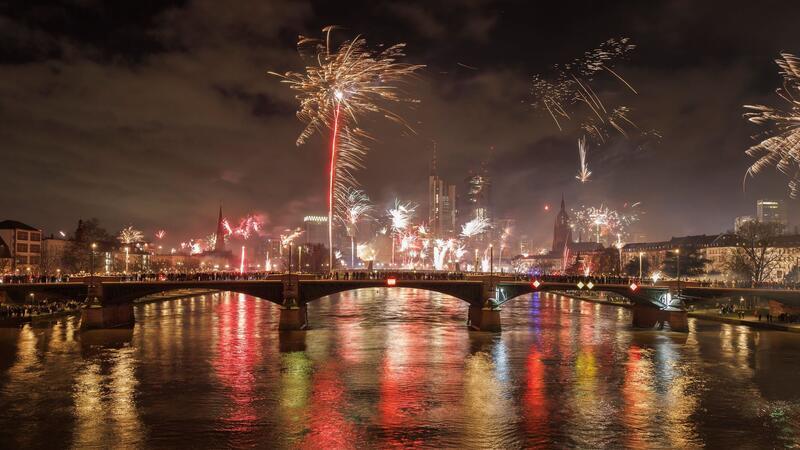Ausgelassene Silvesterfeiern - teils schwere Zwischenfälle Ein Feuerwerk wird vor der Skyline von Frankfurt abgebrannt.
