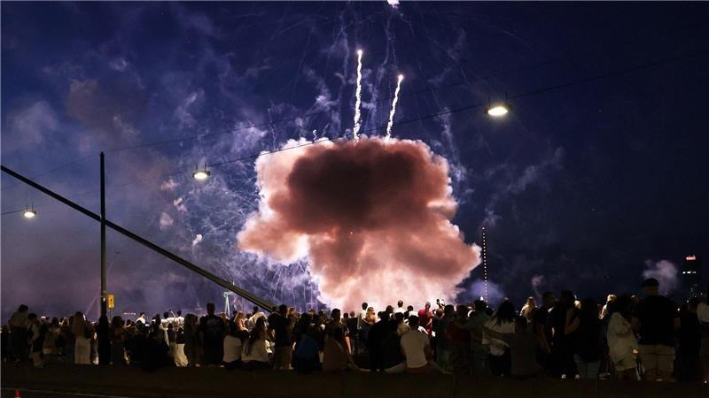 Ein Feuerwerkskörper explodiert in zu niedriger Höhe über Zuschauen beim Abschlussfeuerwerk der Rheinkirmes. Es gab mehrere Verletzte.