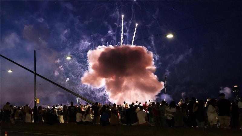 Rheinkirmes: Feuerwerk nach Unglück auf der Kippe Ein Feuerwerkskörper explodierte in zu niedriger Höhe über den Zuschauen.