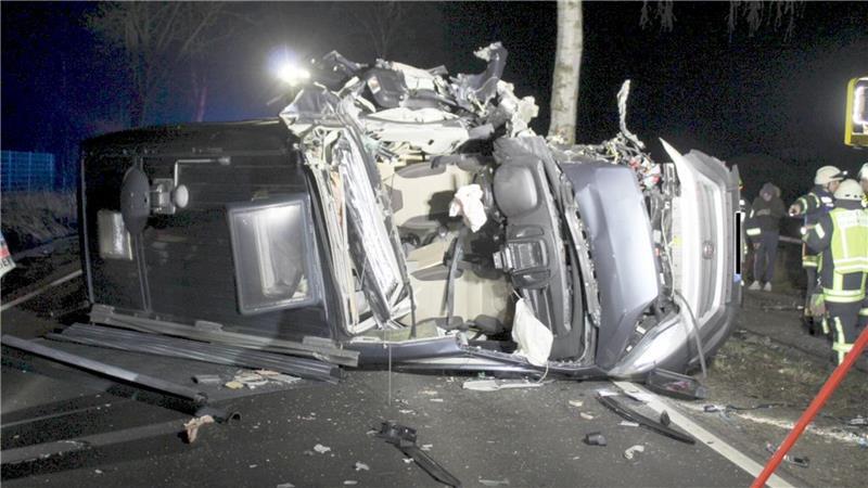 Ein Fiat samt Anhänger kommt auf der Geest von der Straße ab.